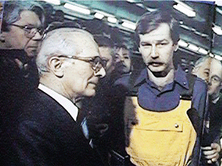Erich Honecker mit Arbeitern